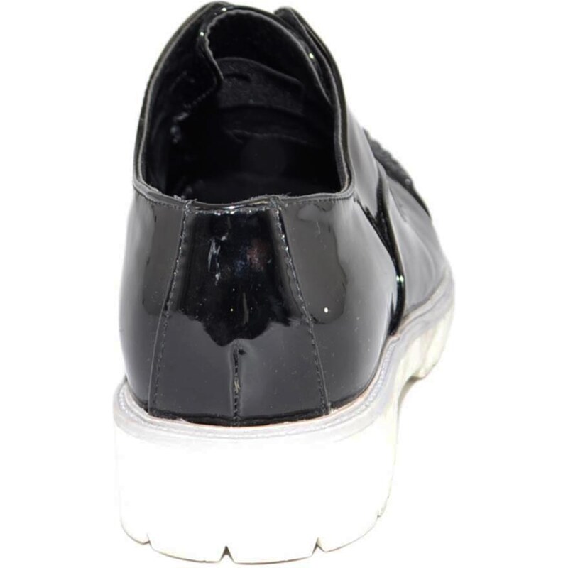 Malu Shoes Francesina donna stringata inglesina nera lucida con borchie sulla punta fondo in gomma bianca moda Luxury