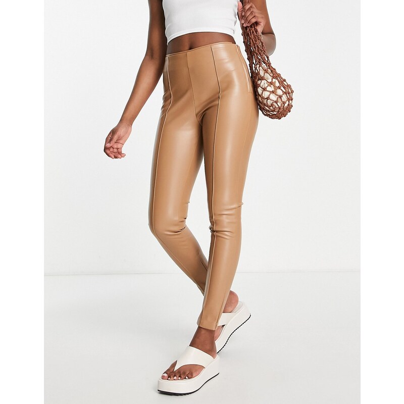 Urban Revivo - Pantaloni skinny fit in pelle sintetica color cammello-Neutro