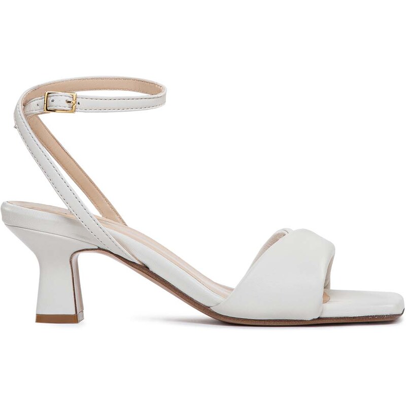 Donna Caucasica Con Sandali Di Pelle Bianca Con Piedini Di Decor Di Una Giovane Femminili Che Le Mostrano Dita Dei 176600264