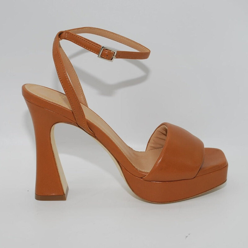 Sandalo beige con tacco discount