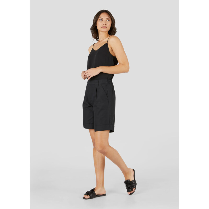 Come abbinare i bermuda donna moda estate 2024