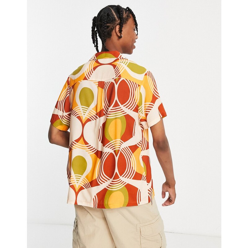 ASOS DESIGN - Camicia comoda con rever e stampa geometrica anni '70-Arancione