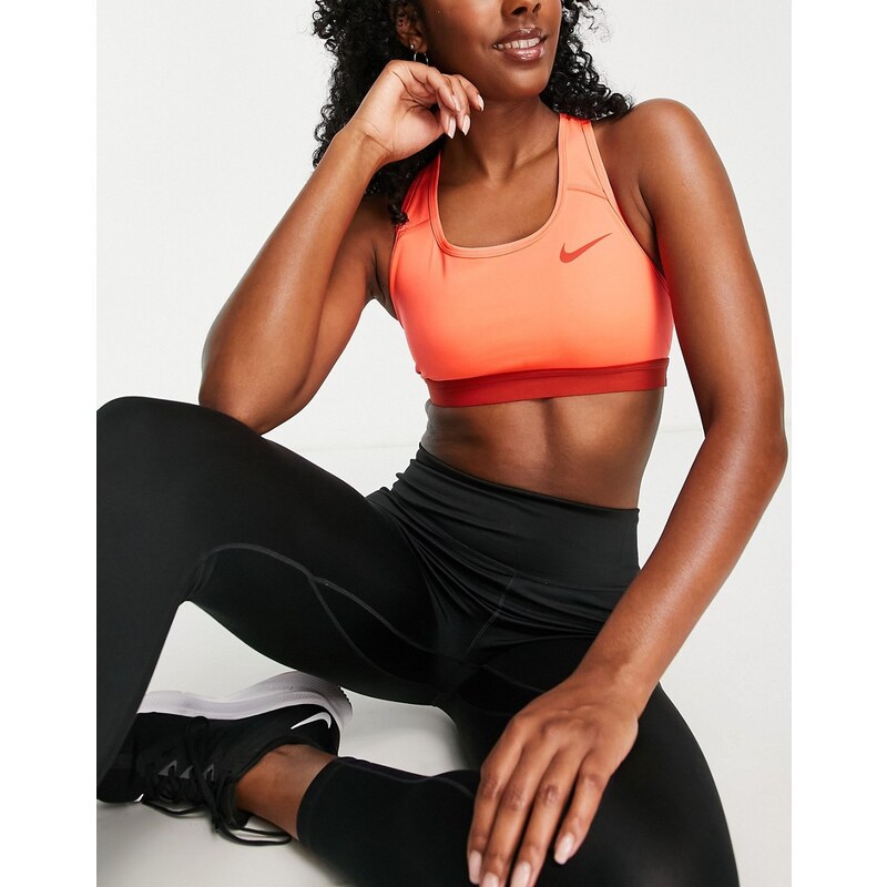 Nike Training - Dri-FIT Swoosh - Reggiseno sportivo a supporto medio rosa scuro con logo