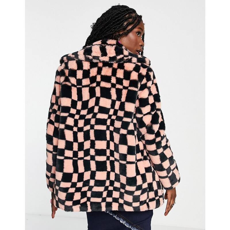 Girlfriend Material - Cappotto taglio corto color pesca e nero a scacchi ondulati in pelliccia sintetica-Arancione