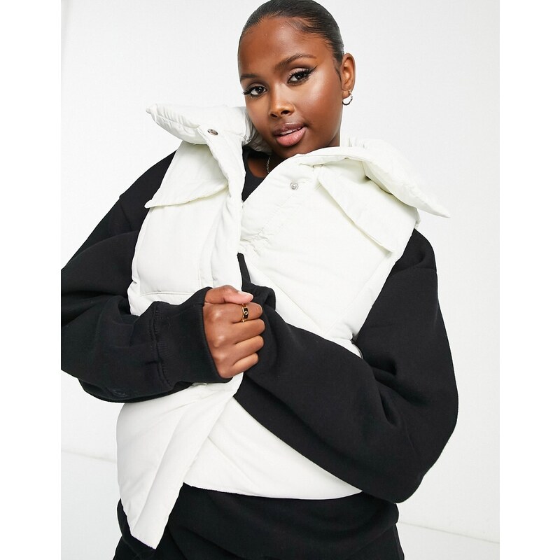 Gilet Idratante Bicolore Nero/Bianco. Indumento Tecnico Per L'idratazione Durante Sport E Attività All'aperto. Leggero E Funzionale.