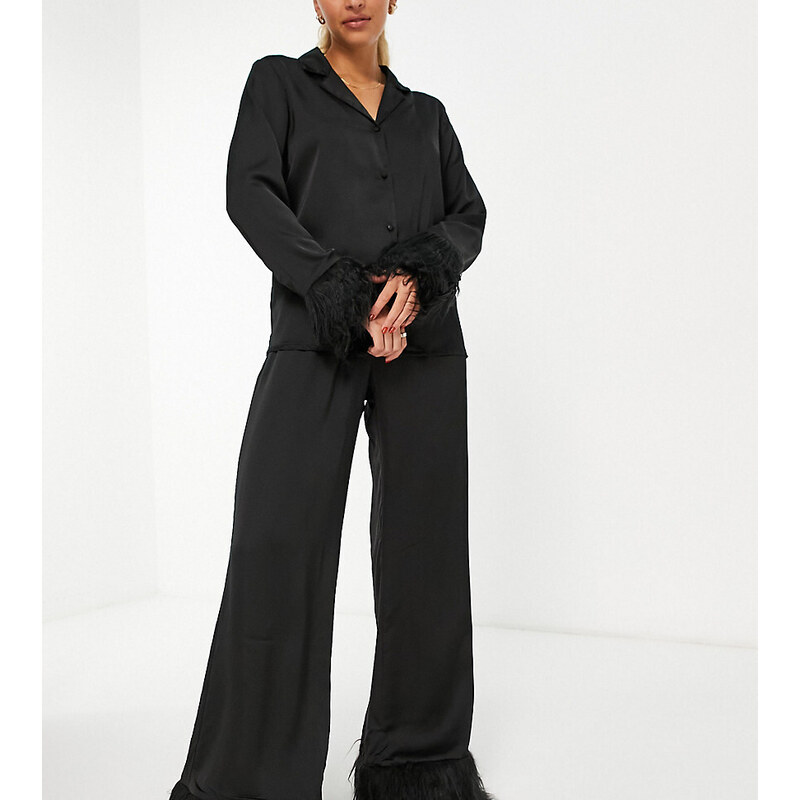 Missguided - Completo pigiama nero con finiture in pelliccia sintetica