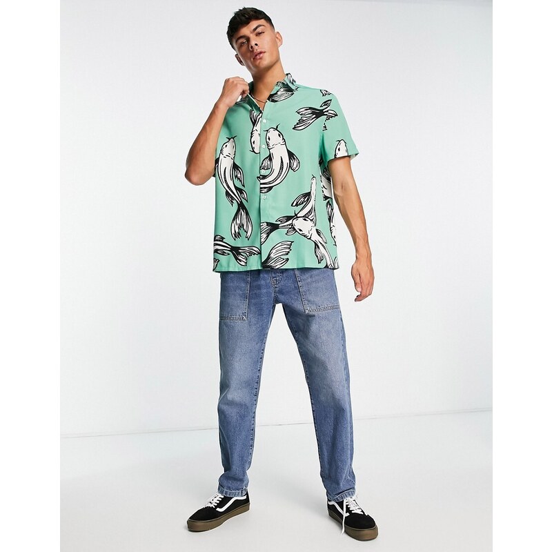 ASOS DESIGN - Camicia comoda verde con stampa di pesci