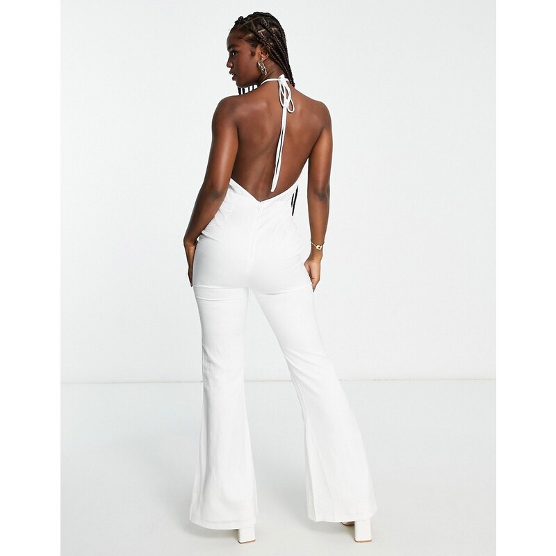 Esclusiva In The Style x Yasmin Devonport - Tuta jumpsuit a fondo ampio allacciata al collo in raso bianco con spacco sul davanti-Multicolore