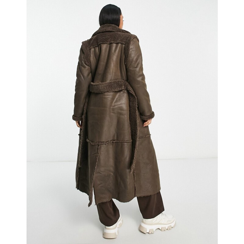 QED London - Cappotto taglio lungo in camoscio sintetico marrone cioccolato con cintura e finiture in pile borg