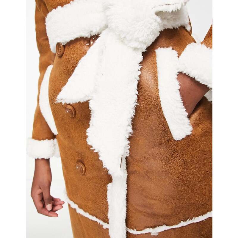 QED London - Cappotto taglio lungo in camoscio sintetico con cintura marrone con finiture in pile borg