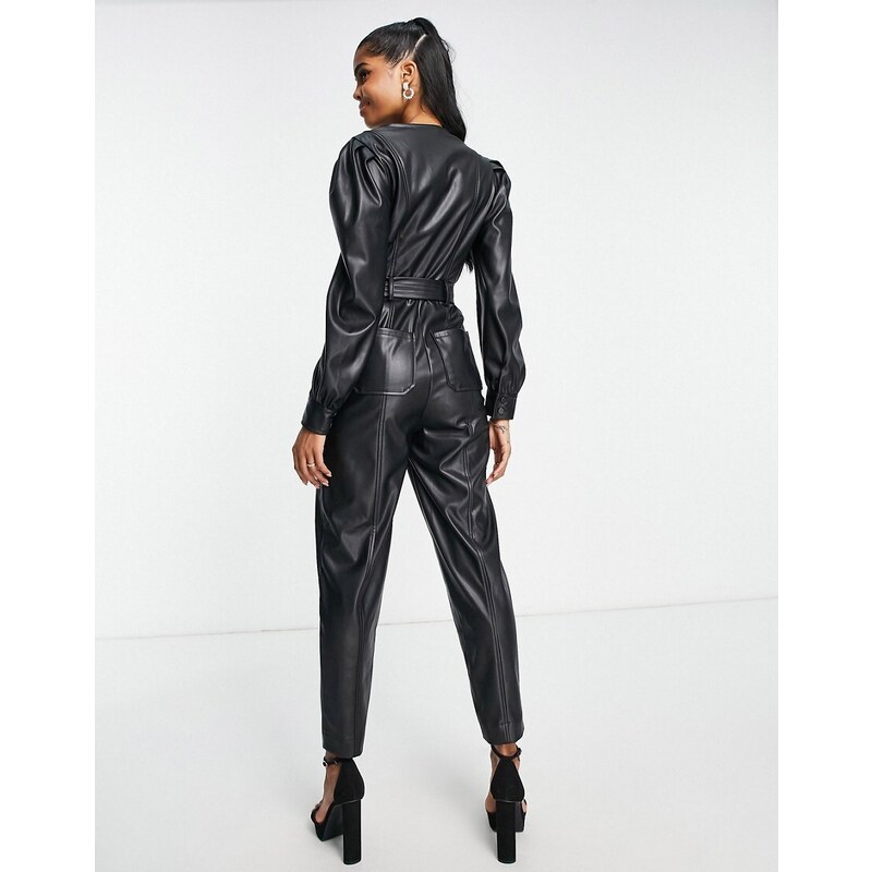 Miss Selfridge - Tuta jumpsuit in pelle sintetica nera con cintura e zip-Nero