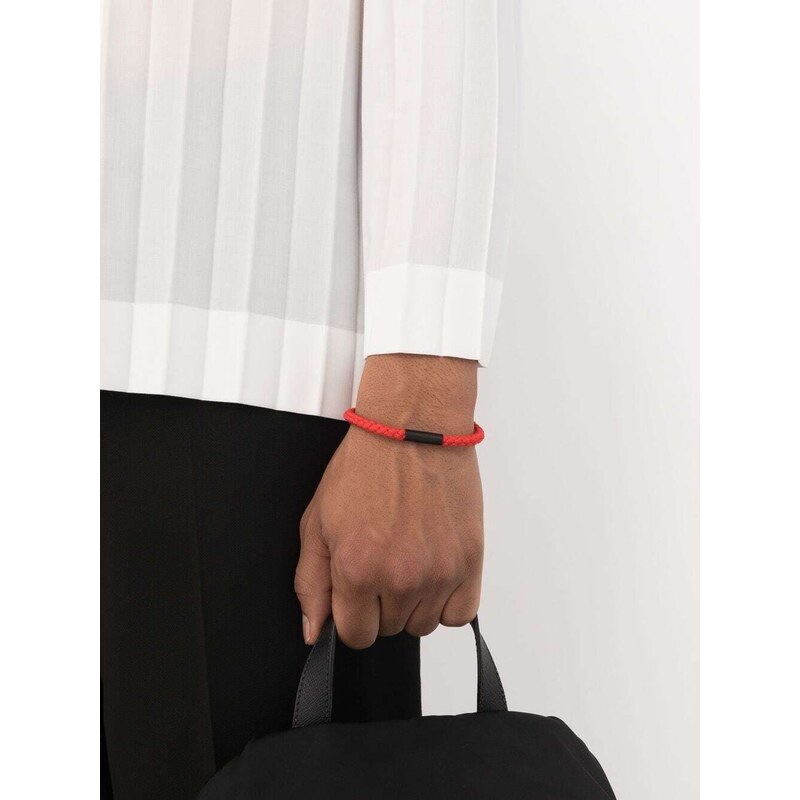 Balenciaga e il bracciale che sembra nastro adesivo ma costa 3 mila