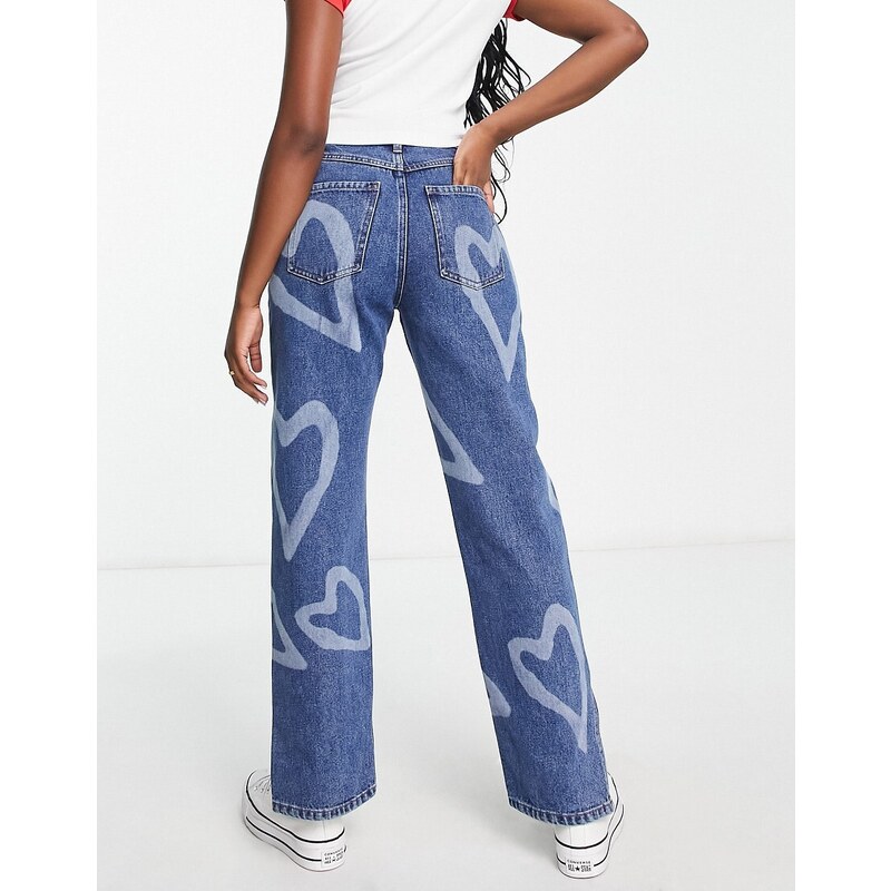 Miss Selfridge - Jeans comodi lavaggio scuro con stampa di cuori-Blu