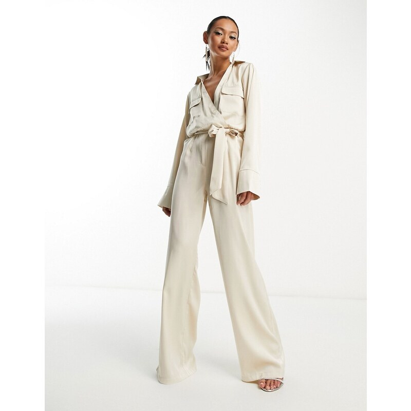 Pretty Lavish - Tuta jumpsuit multitasche allacciata in vita in raso color crema-Bianco