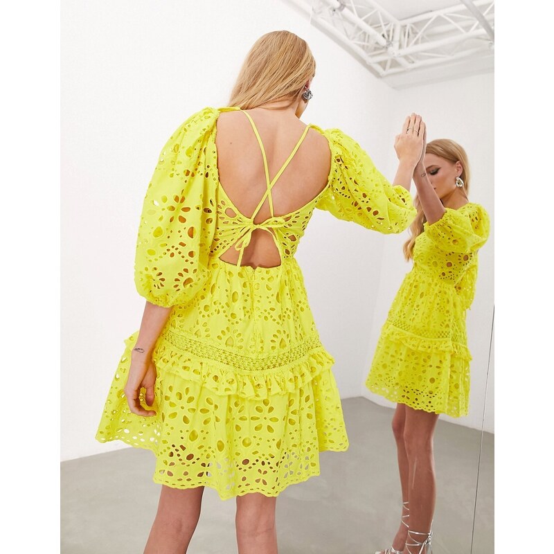 Abito Corto Off-Shoulder In Pizzo Floreale Con Maniche A Campana – Elegante E Romantico