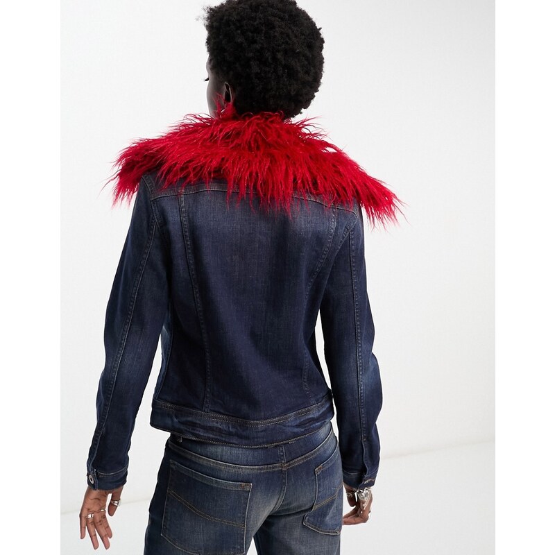 COLLUSION - Giacca di jeans taglio corto blu scuro lavaggio Y2K con finiture in pelliccia rossa rimovibili in coordinato