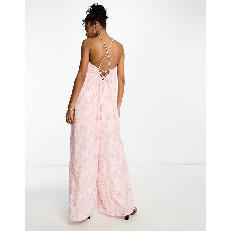Glamorous - Tuta jumpsuit stile grembiule rosa a fiori con lacci sul retro e spalline sottili