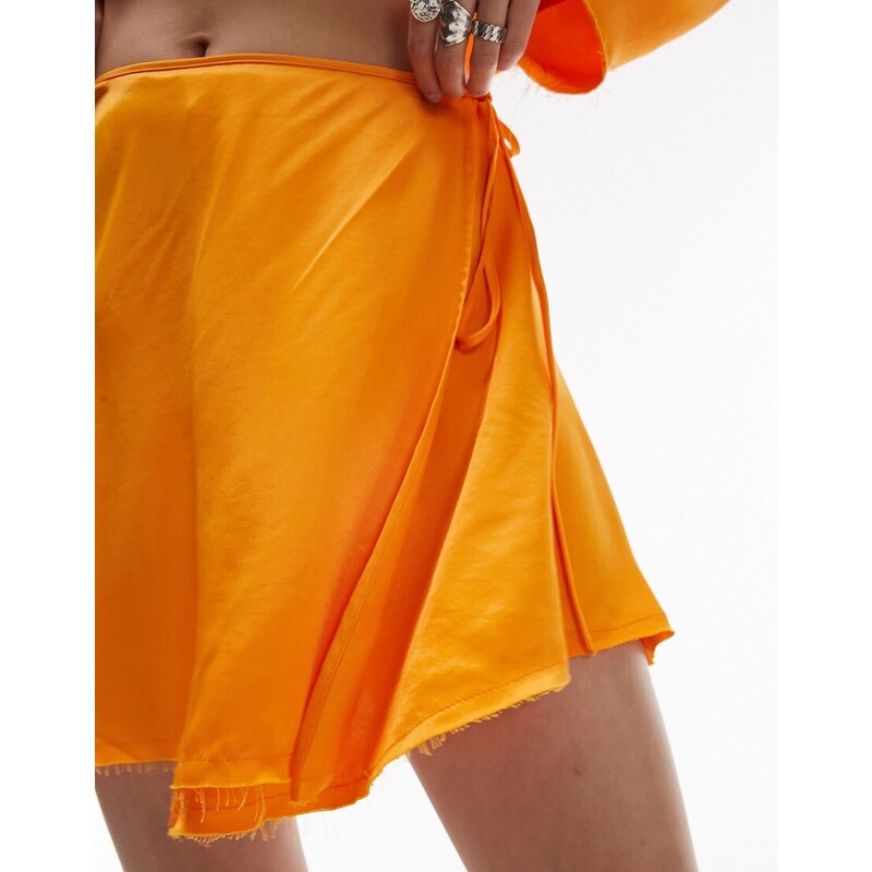 Topshop - Minigonna a portafoglio in raso arancione con bordi grezzi in coordinato