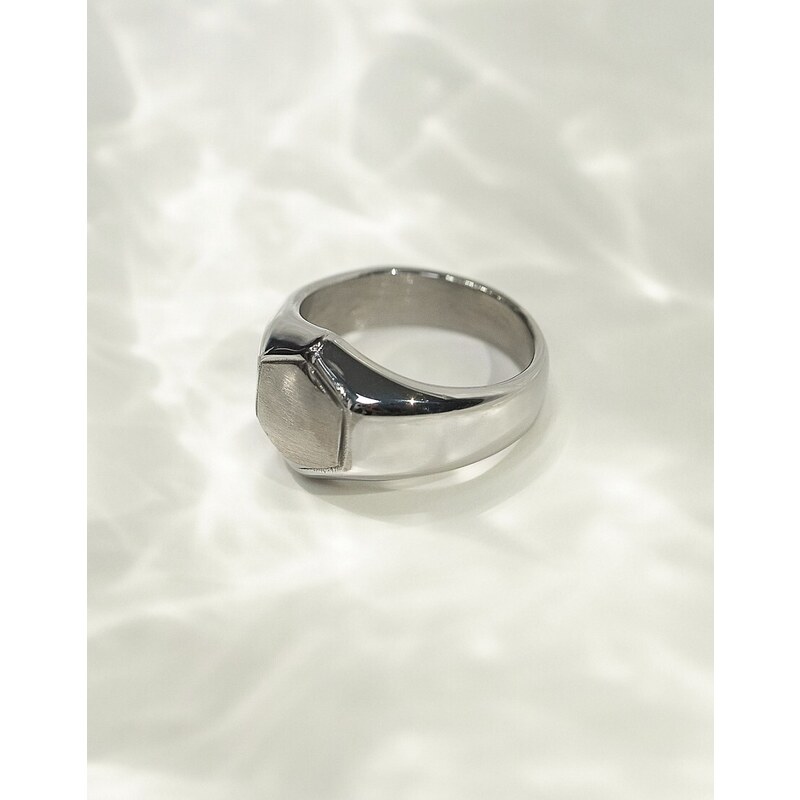 ASOS DESIGN - Anello con sigillo esagonale color argento brunito in acciaio inossidabile resistente all'acqua