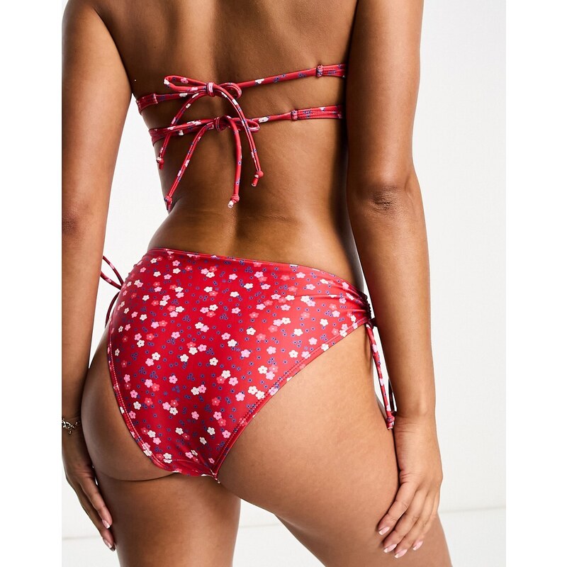 Playful Promises - Slip bikini sgambato arricciato sui lati rosso con stampa floreale