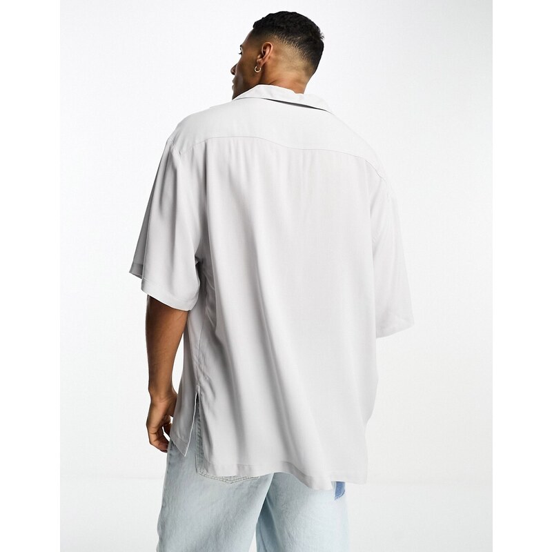 ASOS DESIGN - Camicia stile bowling taglio lungo in viscosa grigio pallido con spalle scivolate