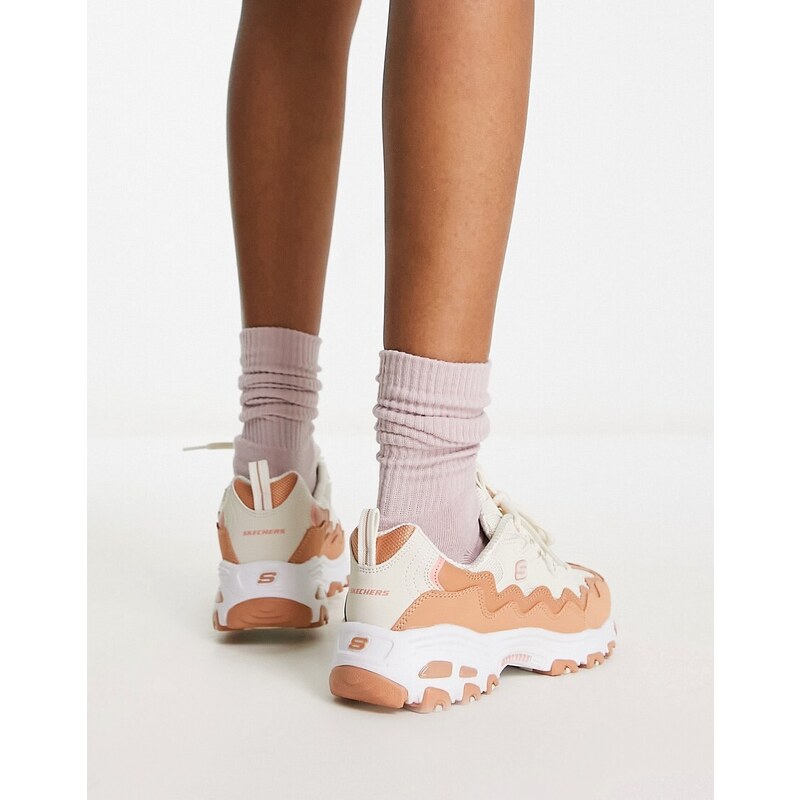Skechers - D'Lites - Sneakers a strati con motivo ondulato in pelle bianca e color cuoio-Brown