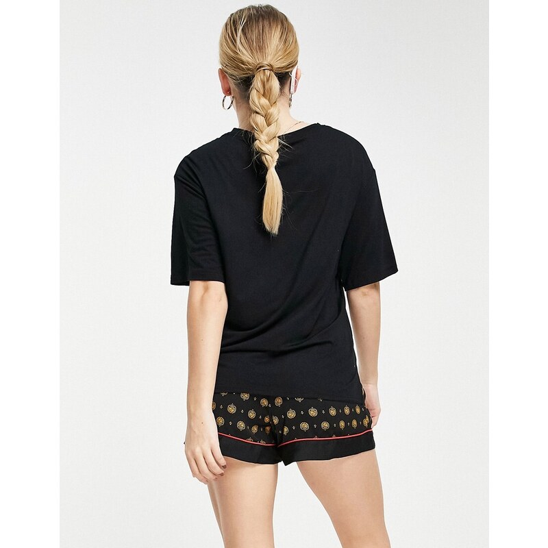 DKNY - Pigiama con t-shirt e pantaloncini in raso nero con logo