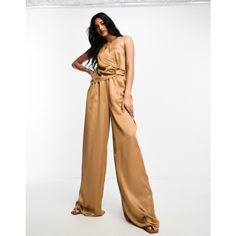 ASOS DESIGN - Tuta jumpsuit in raso cammello con dettaglio in metallo color oro e drappeggio-Neutro