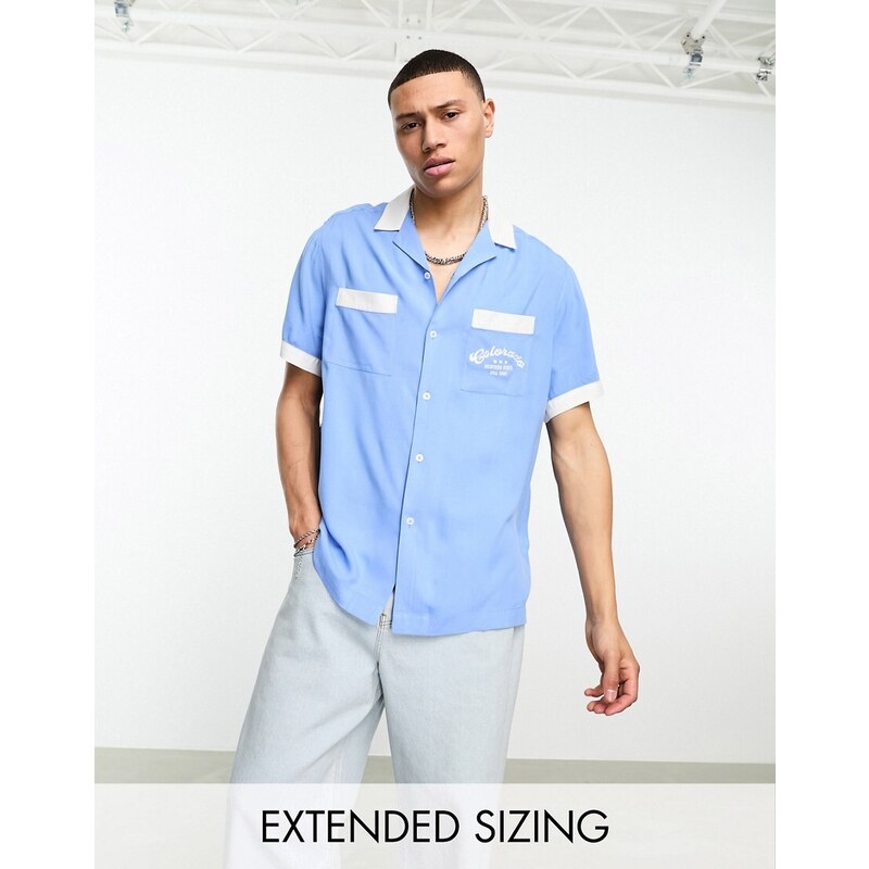 ASOS DESIGN - Camicia stile bowling comoda blu con ricamo sul petto e rever