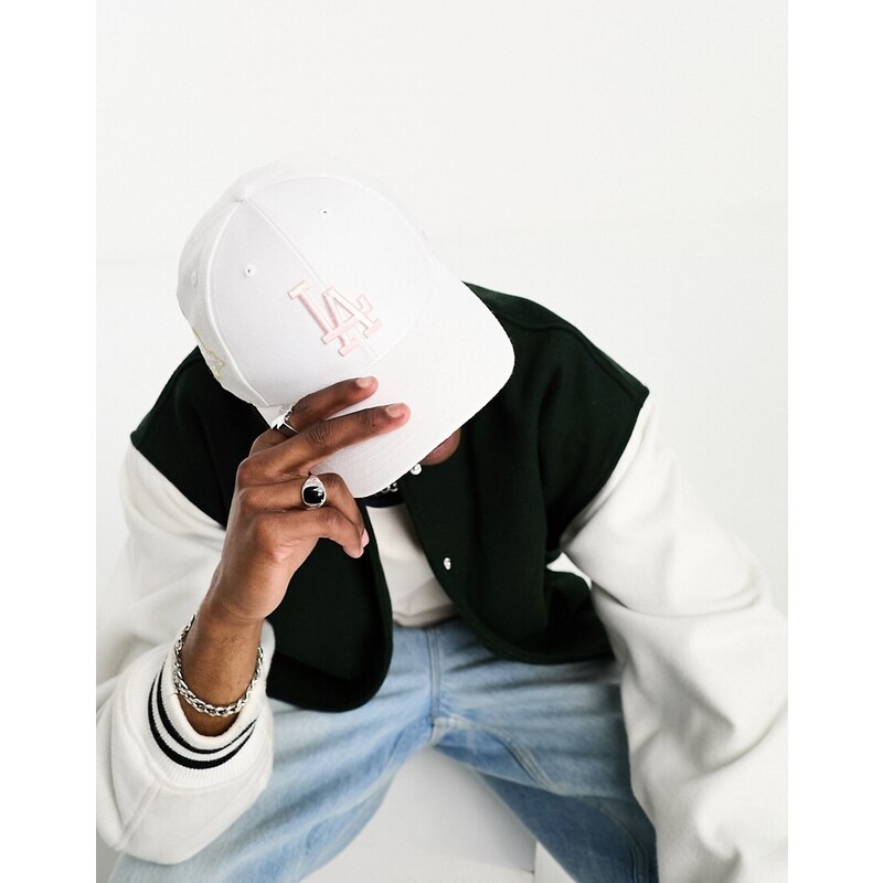 Classe Emblema Oro Su Sfondo Bianco Cappello Laureato E Corona Dalloro Illustrazione Vettoriale - Foto 4