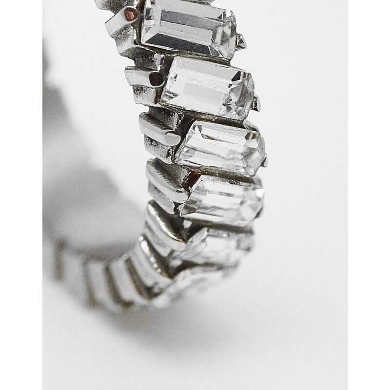 ASOS DESIGN - Anello a fascia in acciaio inossidabile color argento con cristalli a baguette diagonali
