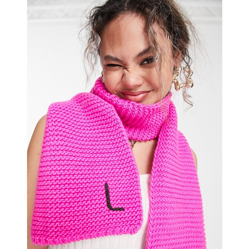 ASOS DESIGN - Sciarpa in maglia rosa personalizzata con iniziale "L"