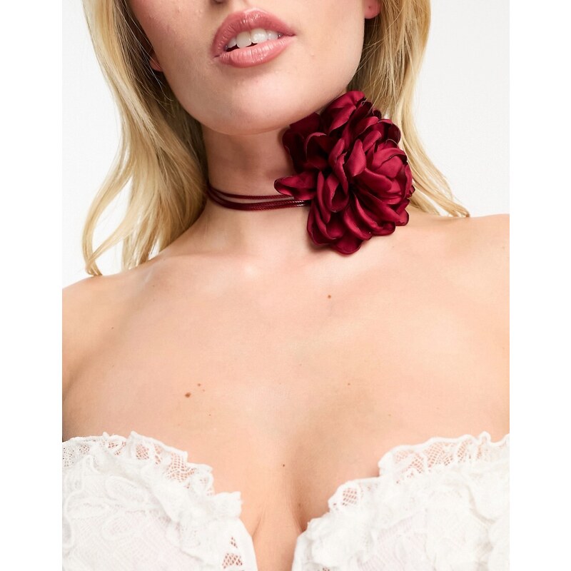 8 Other Reasons - Collana allacciata rosso scuro appariscente con decorazione floreale a forma di rosa
