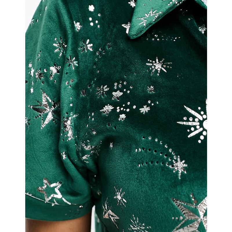 Chelsea Peers - Pigiama natalizio in velluto verde bosco con stampa argento laminata composto da top con rever e pantaloncini
