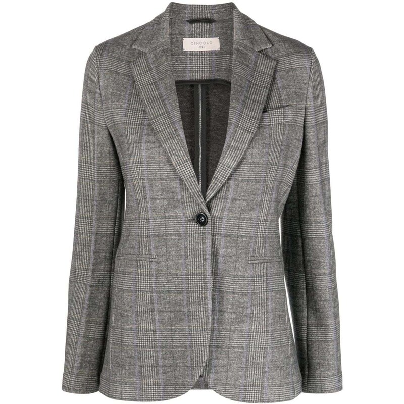 Giacca smoking beige con risvolto nero e pantaloni rosa
