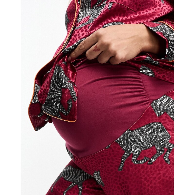 Chelsea Peers Maternity - Pigiama natalizio in raso color vino con stampa di zebre composto da pantaloni e top con bottoni-Rosso