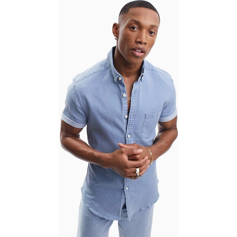 ASOS DESIGN - Camicia di jeans a maniche corte slim elasticizzata lavaggio chiaro blu