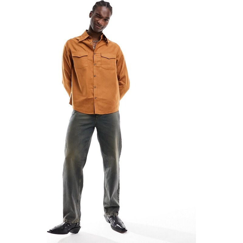 ASOS DESIGN - Camicia vestibilità comoda in camoscio sintetico color cuoio con colletto anni '70-Marrone