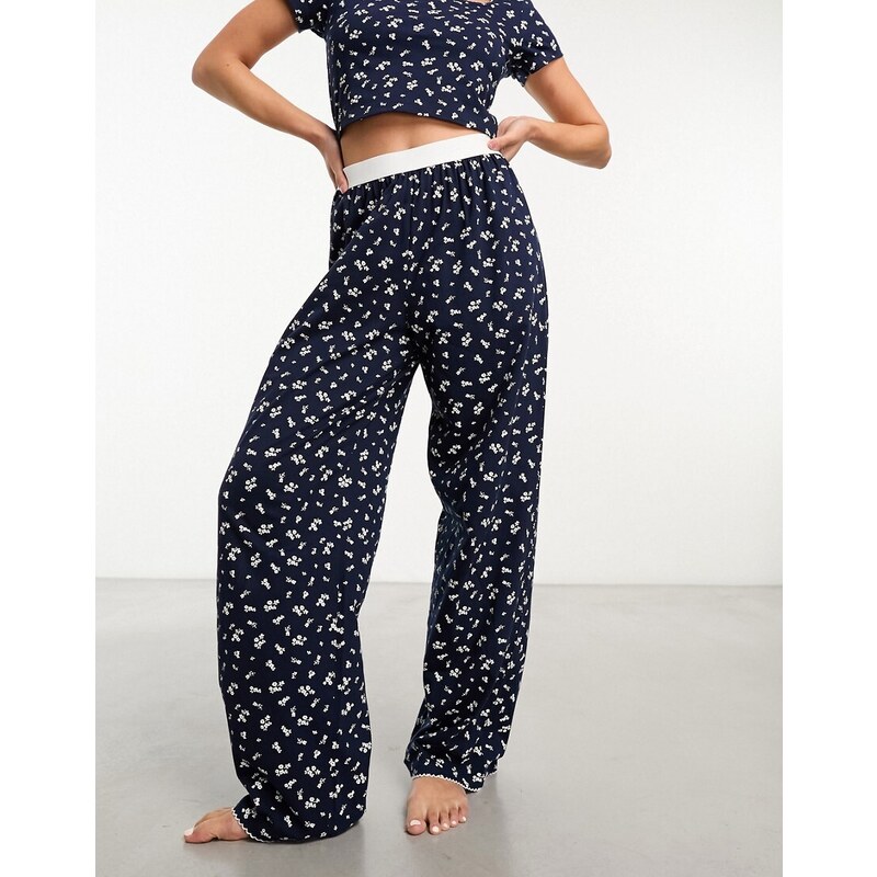 ASOS DESIGN - Pantaloni del pigiama mix & match blu navy con stampa a fiorellini, fascia in vita esposta e finiture a festoncino