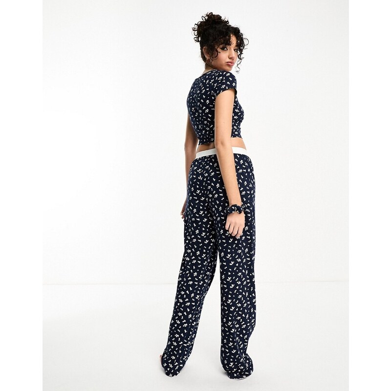 ASOS DESIGN Tall - Pantaloni del pigiama mix & match blu navy con stampa a fiorellini, fascia in vita esposta e finiture a festoncino