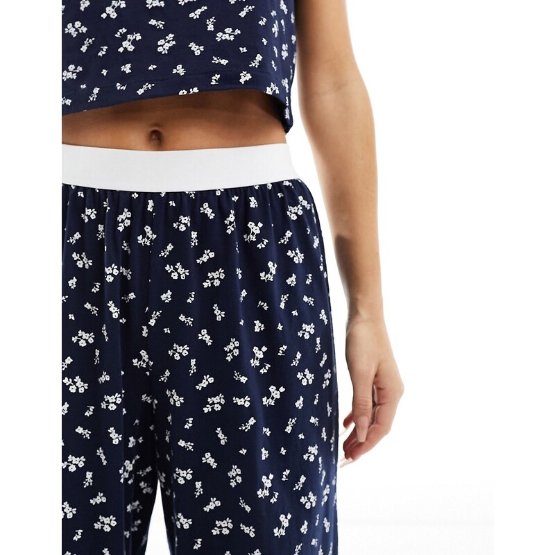 ASOS DESIGN Petite - Pantaloni del pigiama mix & match blu navy con stampa a fiorellini, fascia in vita esposta e finiture a festoncino