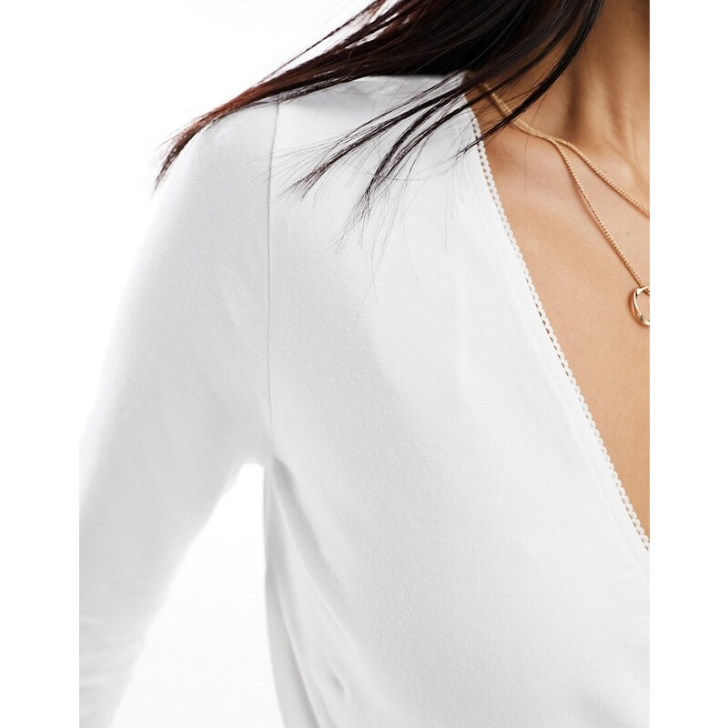 New Look - T-shirt taglio corto a portafoglio color crema a coste con finiture in pizzo-Bianco