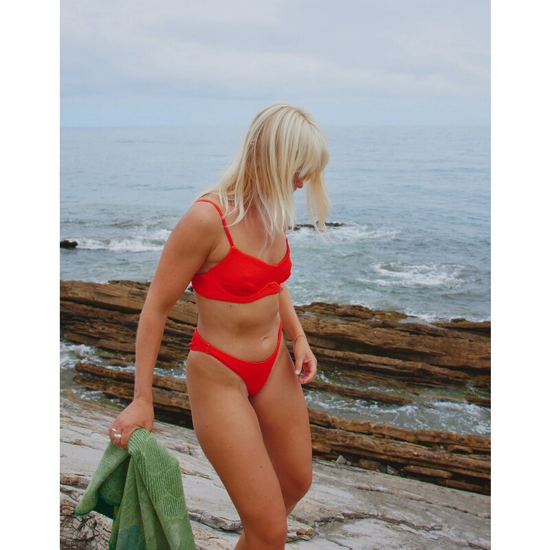 Billabong x Amanda Djerf - Top bikini rosso a coste con ferretto
