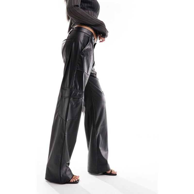 Pull&Bear - Pantaloni cargo a fondo ampio in pelle sintetica neri-Nero