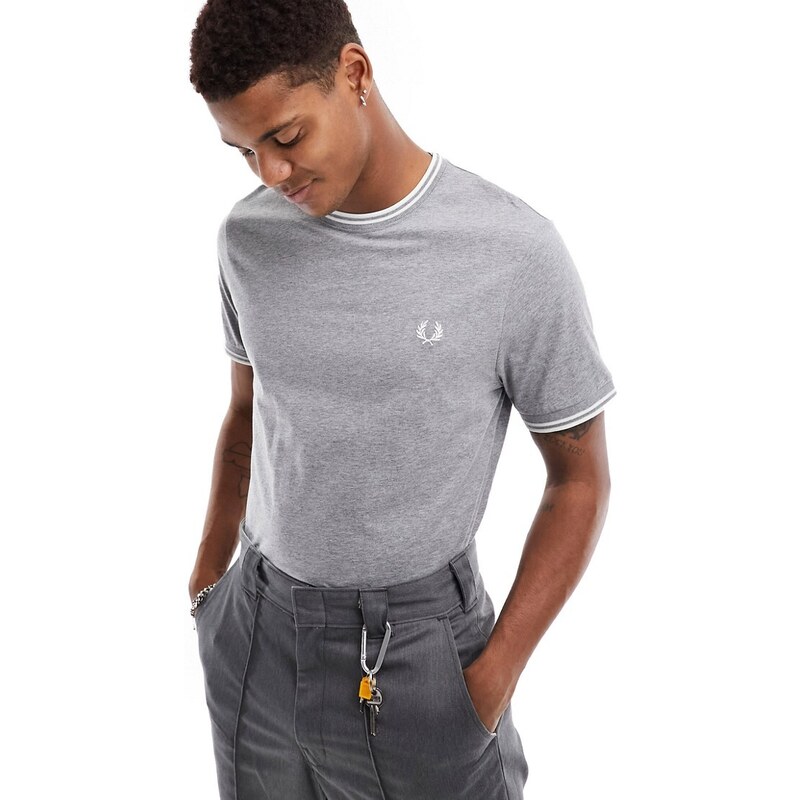 Fred Perry - T-shirt grigia con doppia riga a contrasto su collo e maniche-Grigio