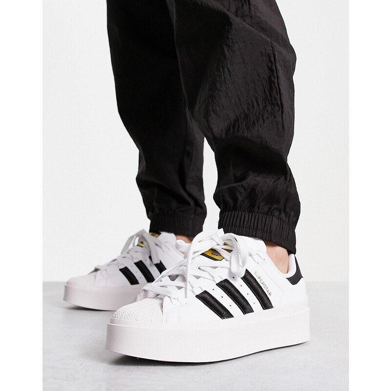 adidas Originals Superstar Bonega Sneakers bianche e nere con suola platform Bianco Stileo