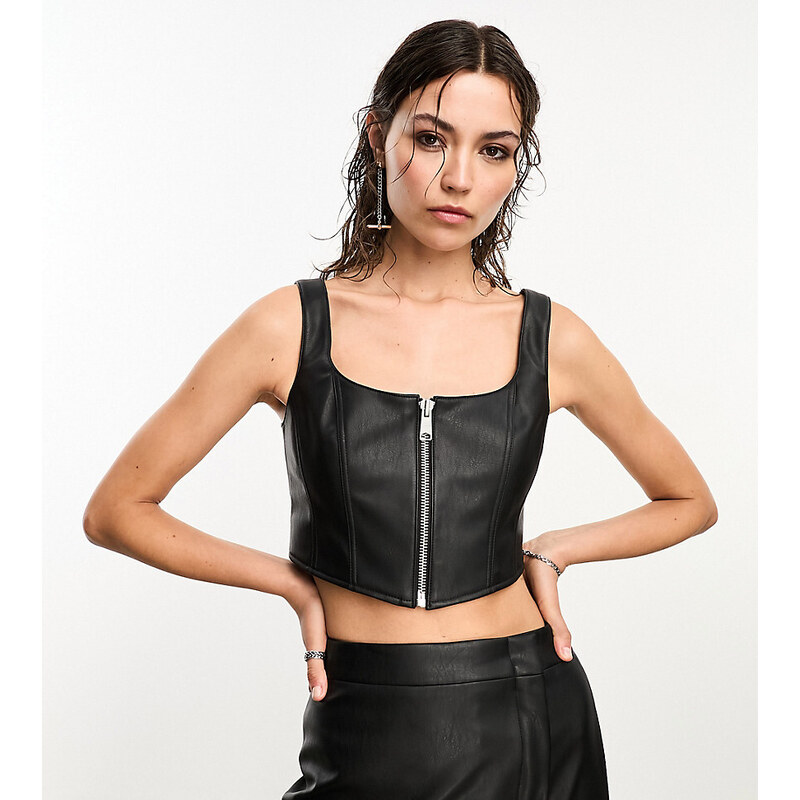 In esclusiva x ASOS - AllSaints - Odette - Top a corsetto in pelle sintetica nera con zip-Nero