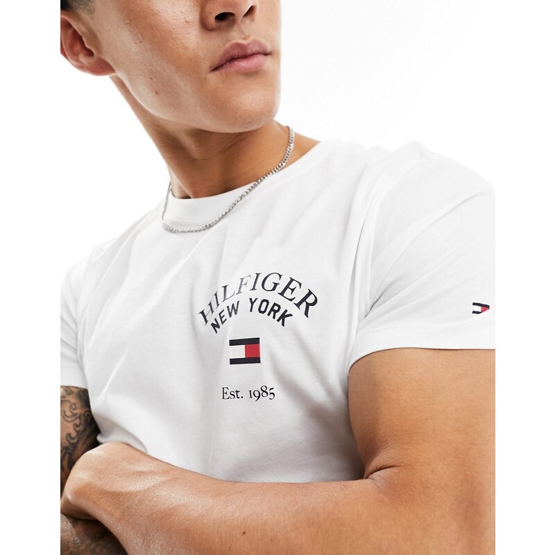 Tommy Hilfiger - T-shirt bianca con logo stile college-Bianco
