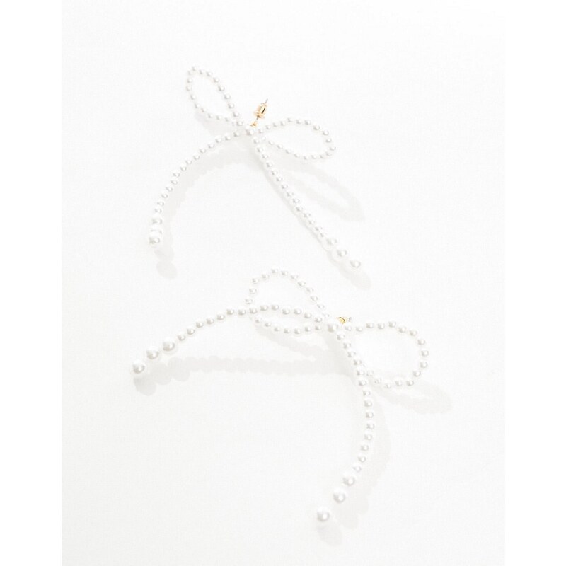 ASOS DESIGN - Orecchini a bottone bianchi con design a forma di fiocco in perle sintetiche-Bianco