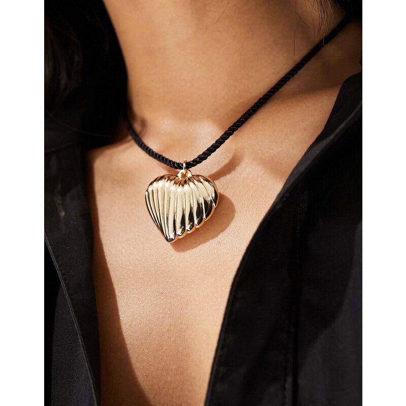ASOS DESIGN - Collana con cordino e pendente con cuore bombato zigrinato color oro